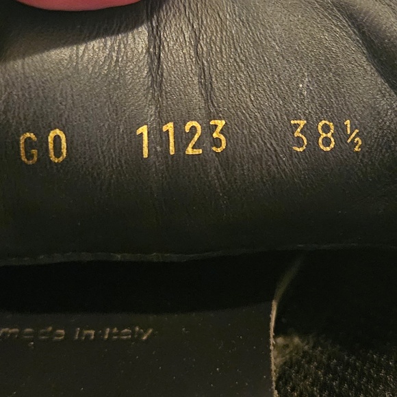 Gently preowned Womens Louis Vuitton Sneakers. - Picture 4 of 5